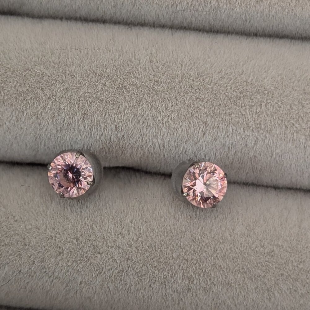 Neometal - Prong set faceted stones - 4mm